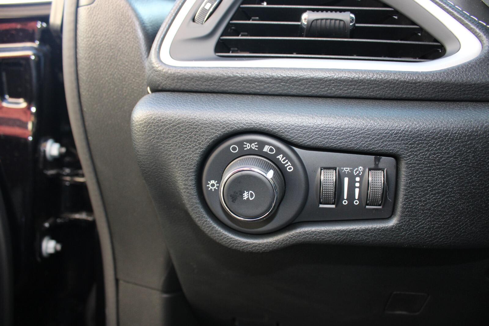 2026 Chrysler Pacifica Select - Photo 11