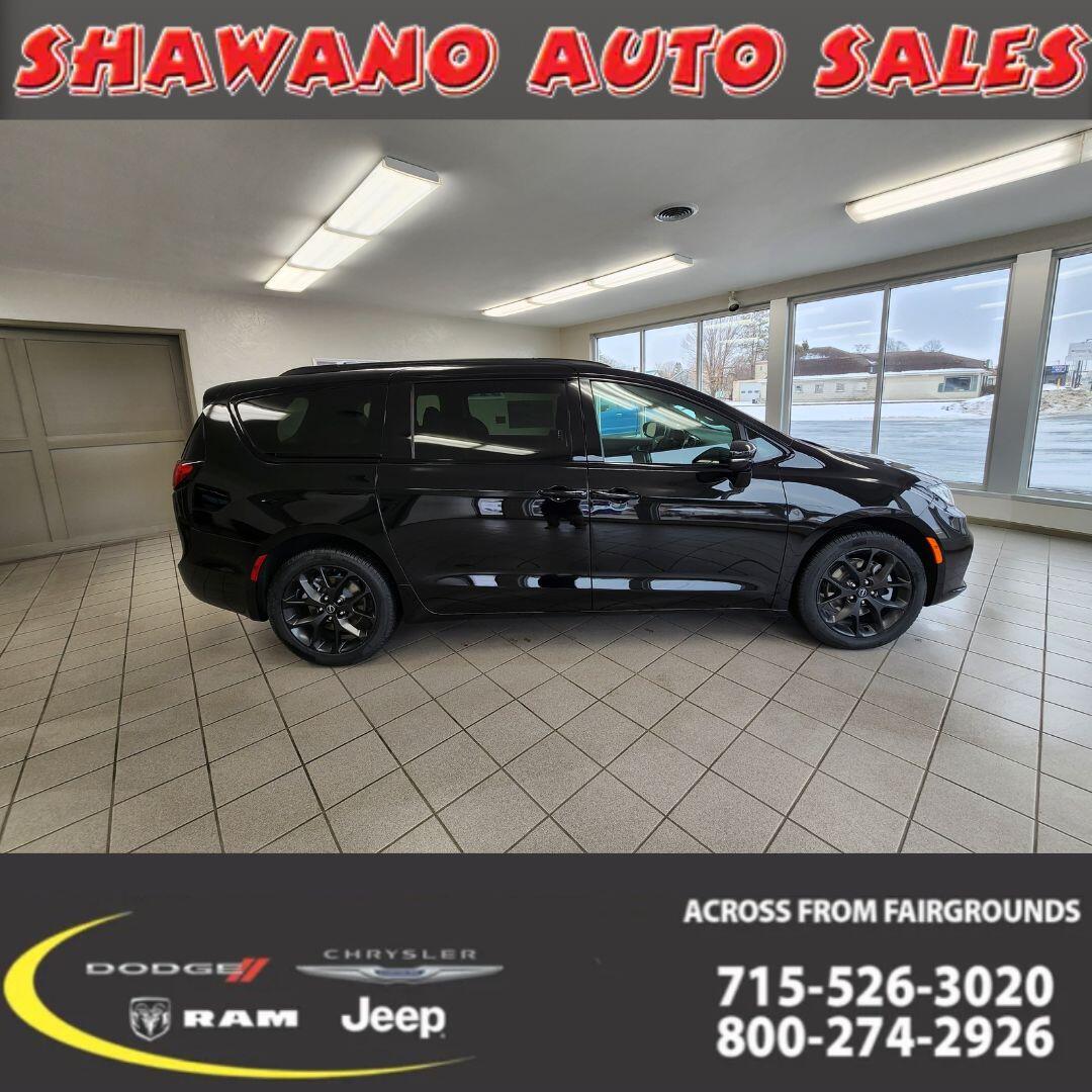 2026 Chrysler Pacifica Select's photo