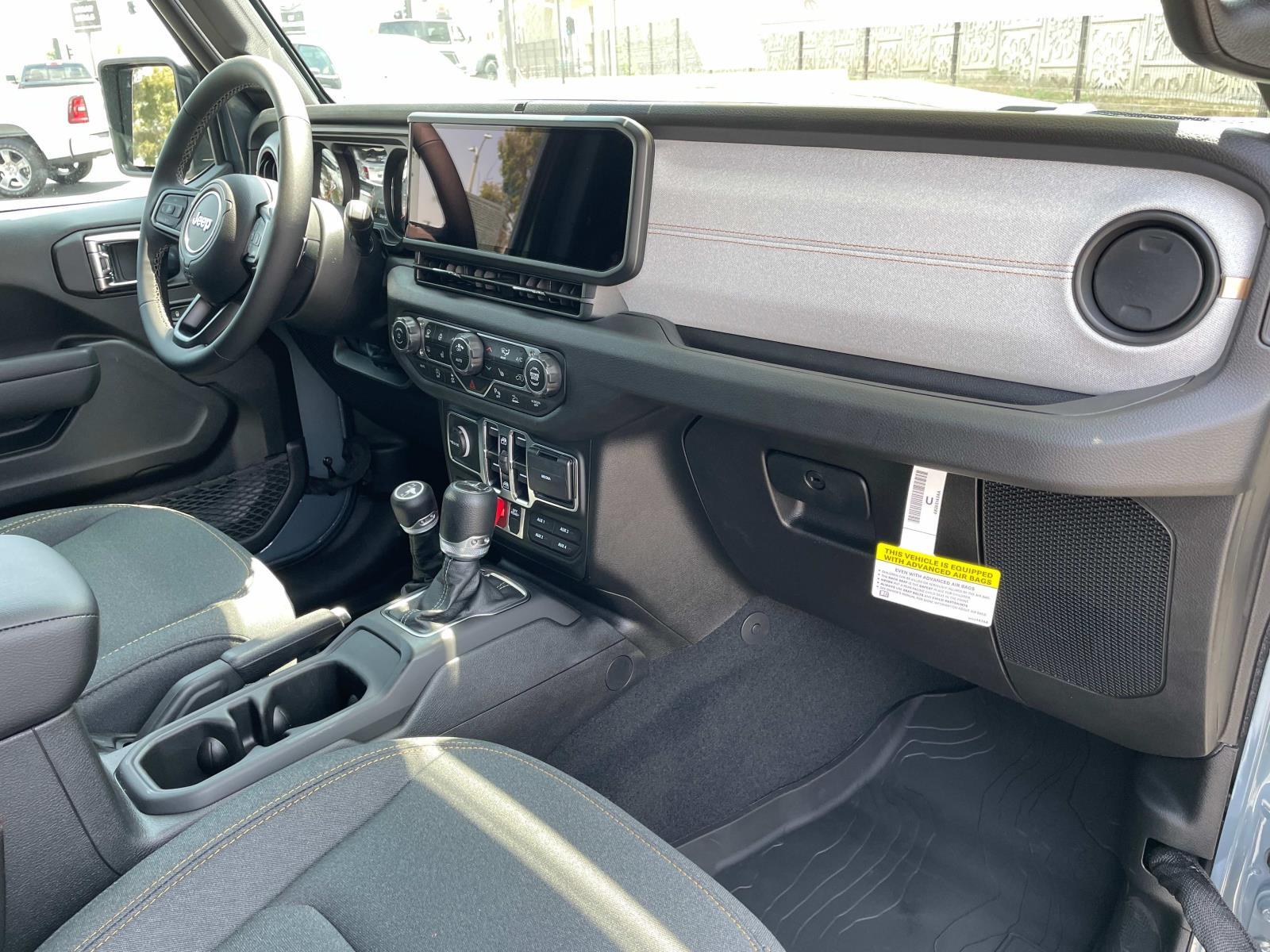 2025 Jeep Gladiator Willys - Photo 23