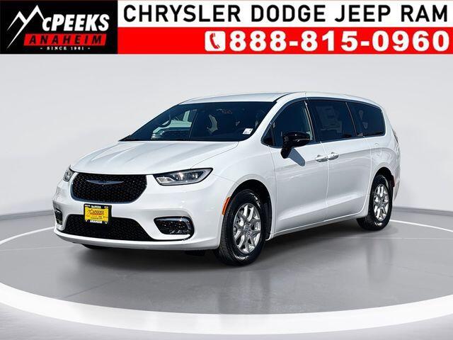 2026 Chrysler Pacifica Select's photo