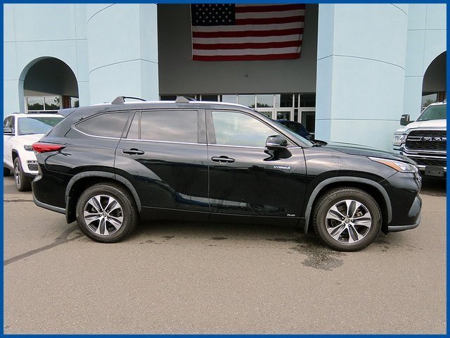 Used 2020 Toyota Highlander XLE with VIN 5TDGBRCHXLS505558 for sale in New Britain, CT