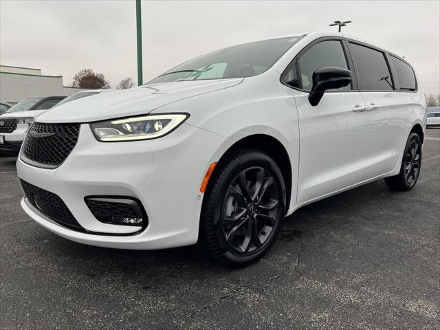 2026 Chrysler Pacifica Select - Photo 11