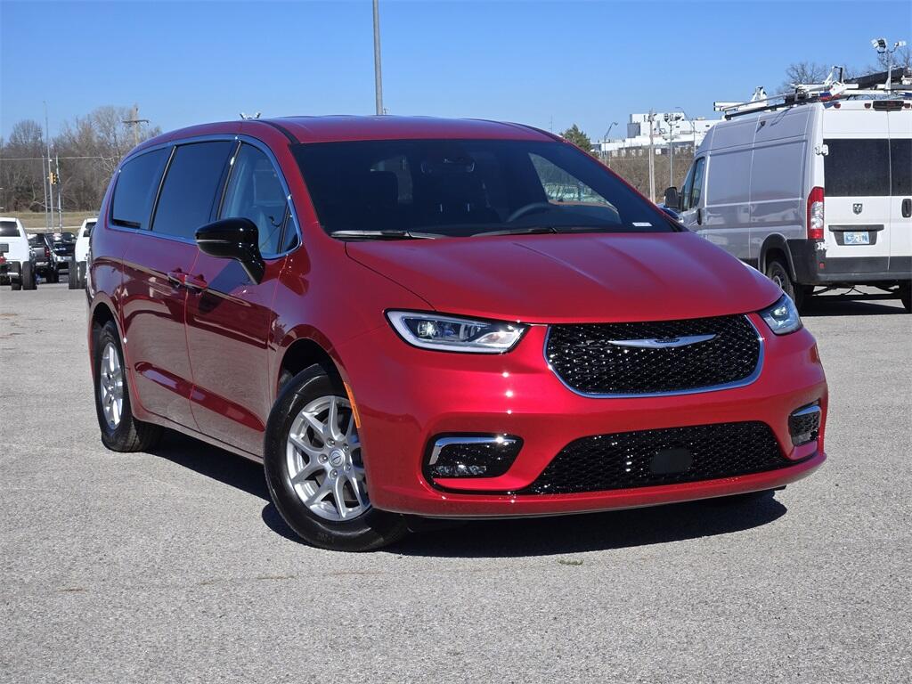 2026 Chrysler Pacifica Select's photo