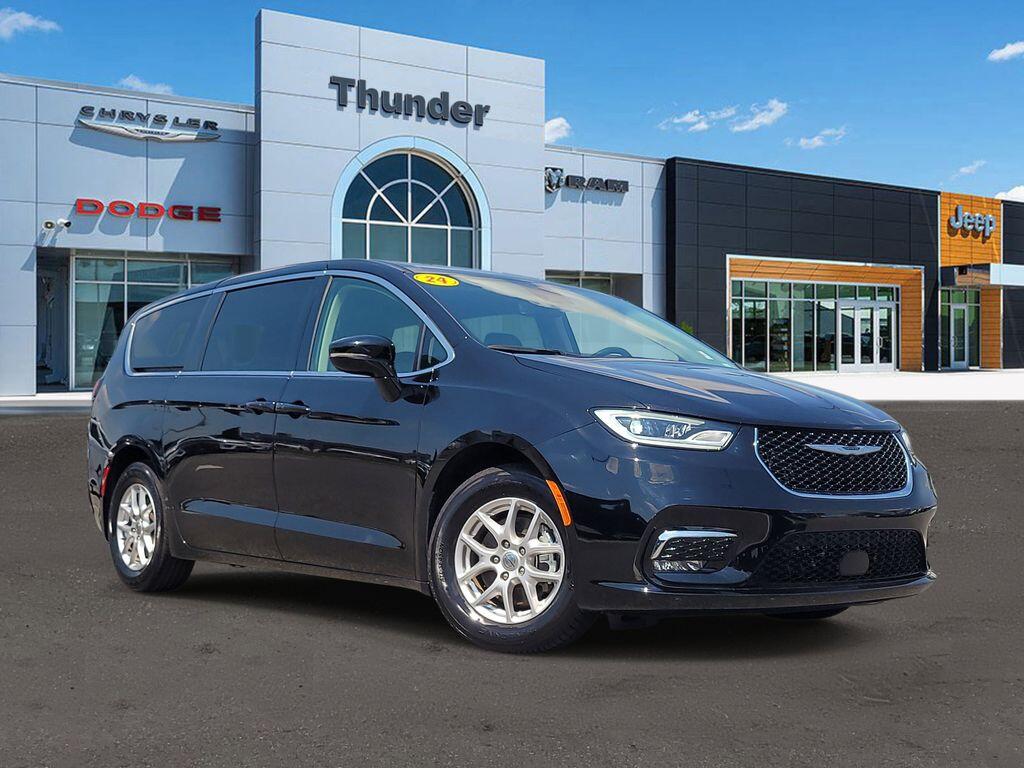 2024 Chrysler Pacifica Touring L's photo