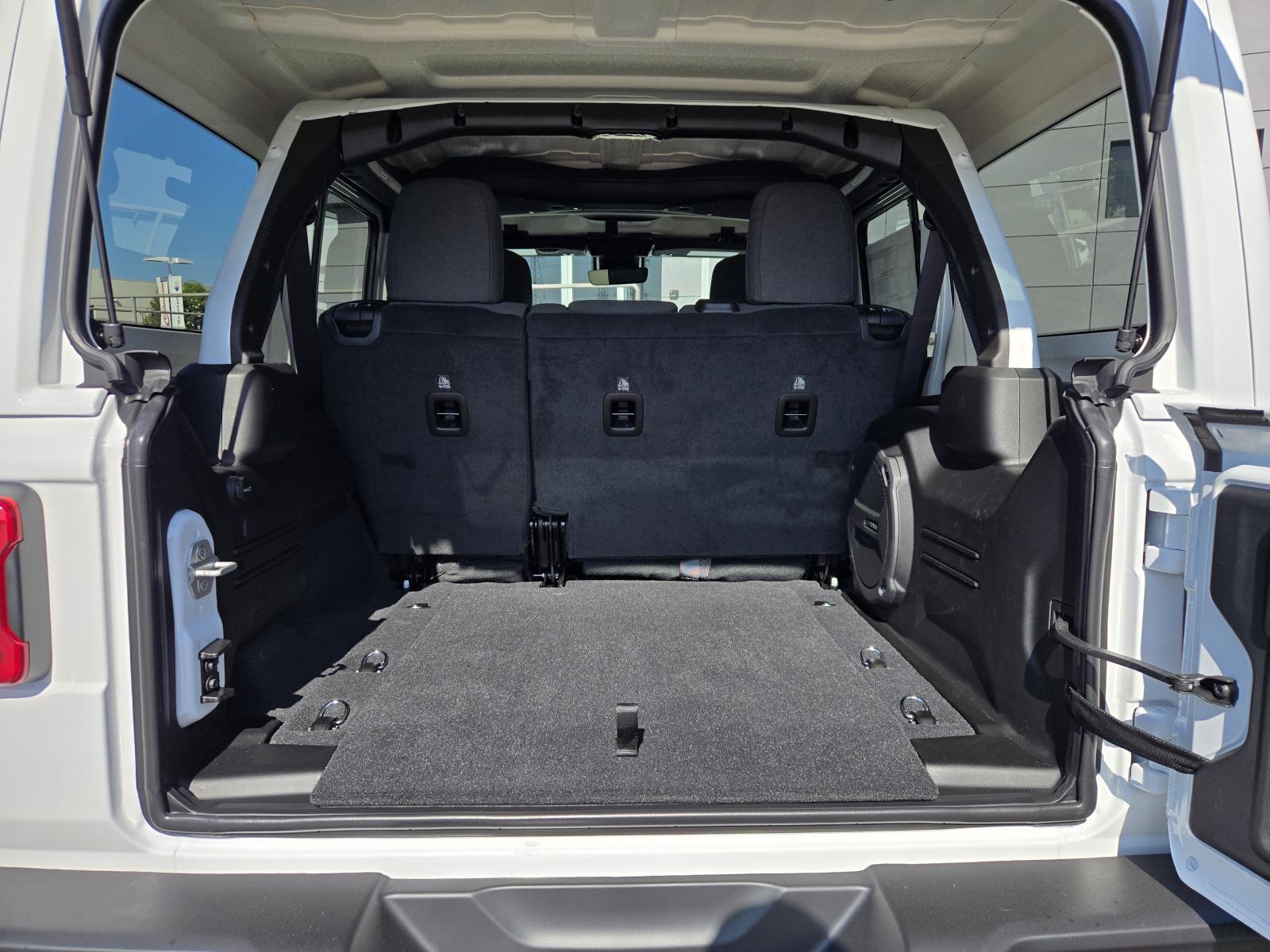 2025 Jeep Wrangler 4-Door Sahara - Photo 31