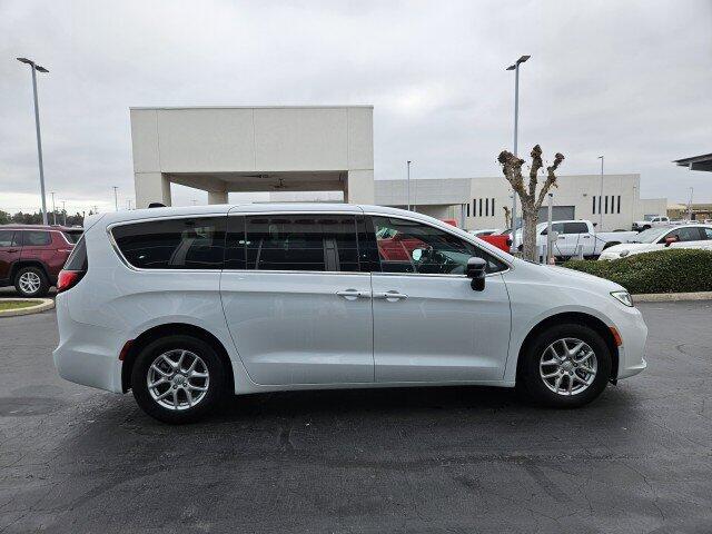 2026 Chrysler Pacifica Select - Photo 6