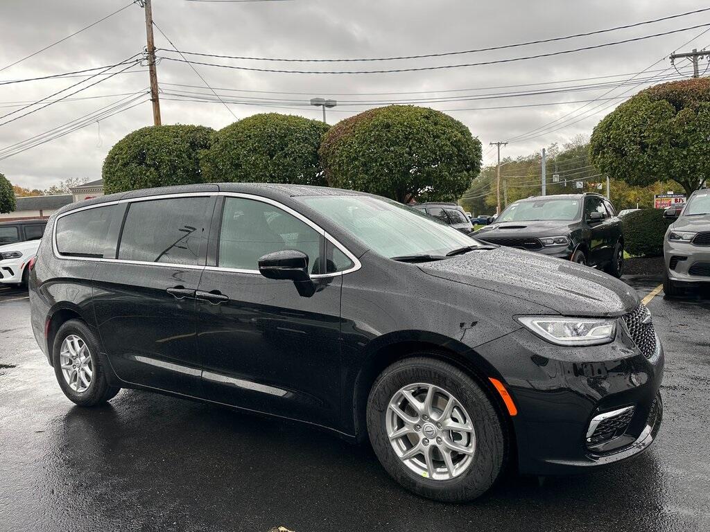 2026 Chrysler Pacifica Select's photo