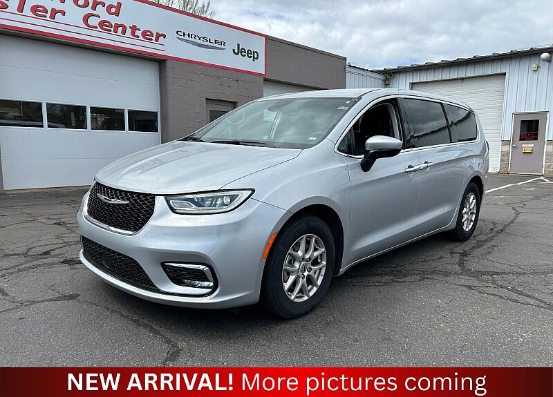 2023 Chrysler Pacifica Touring L's photo