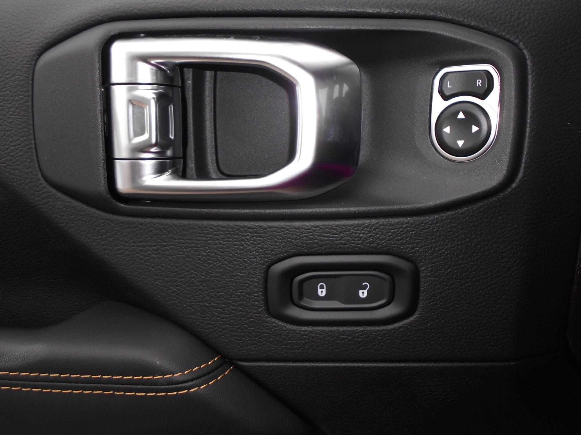 2025 Jeep Wrangler 4-Door Sahara - Photo 17