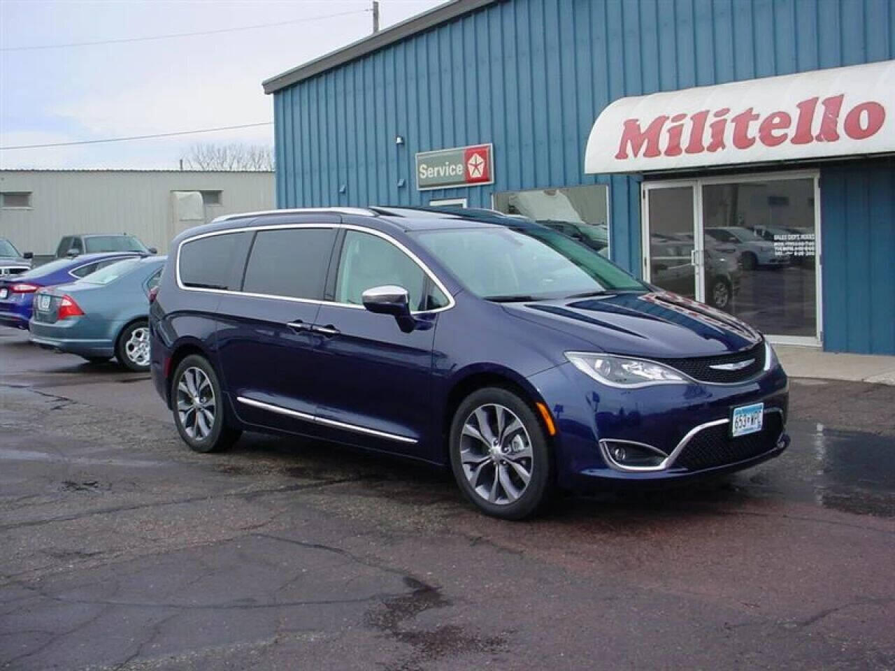 Used 2017 Chrysler Pacifica Limited with VIN 2C4RC1GG7HR763061 for sale in Fairmont, MN