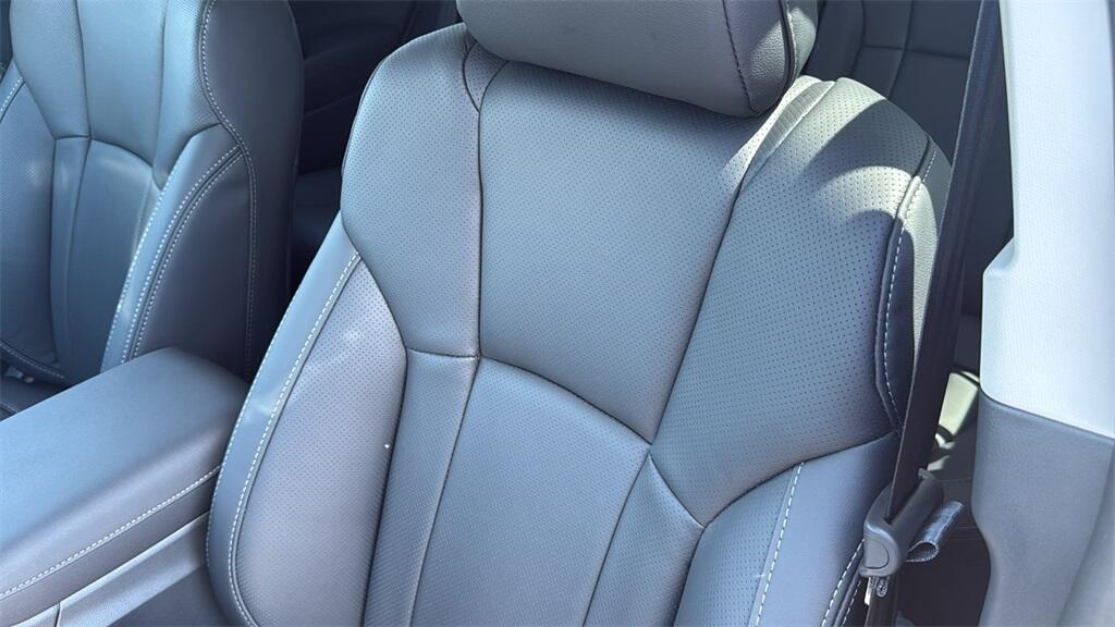 2025 Subaru Outback Touring's photo