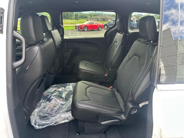 2025 Chrysler Pacifica Select - Photo 16