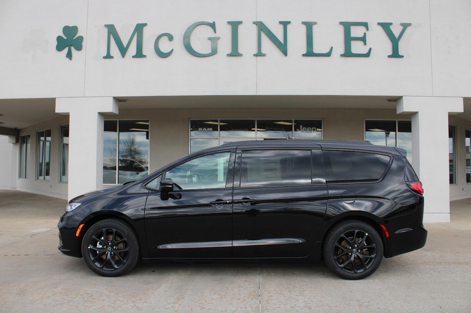 2026 Chrysler Pacifica Select's photo