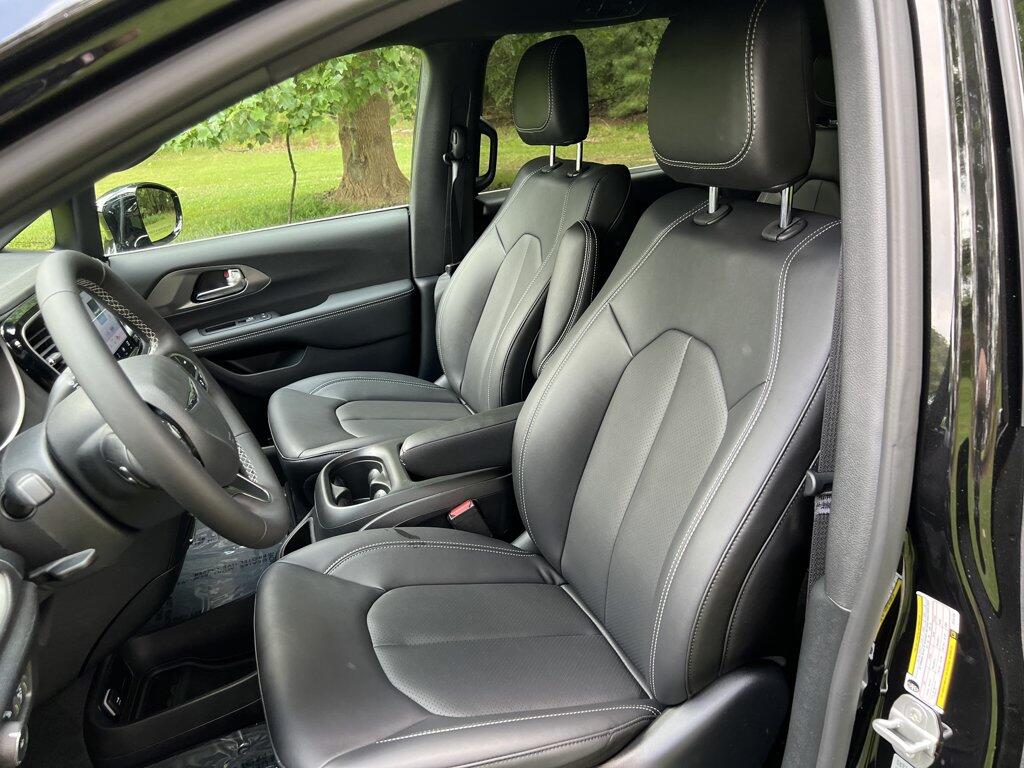 2026 Chrysler Pacifica Select - Photo 17