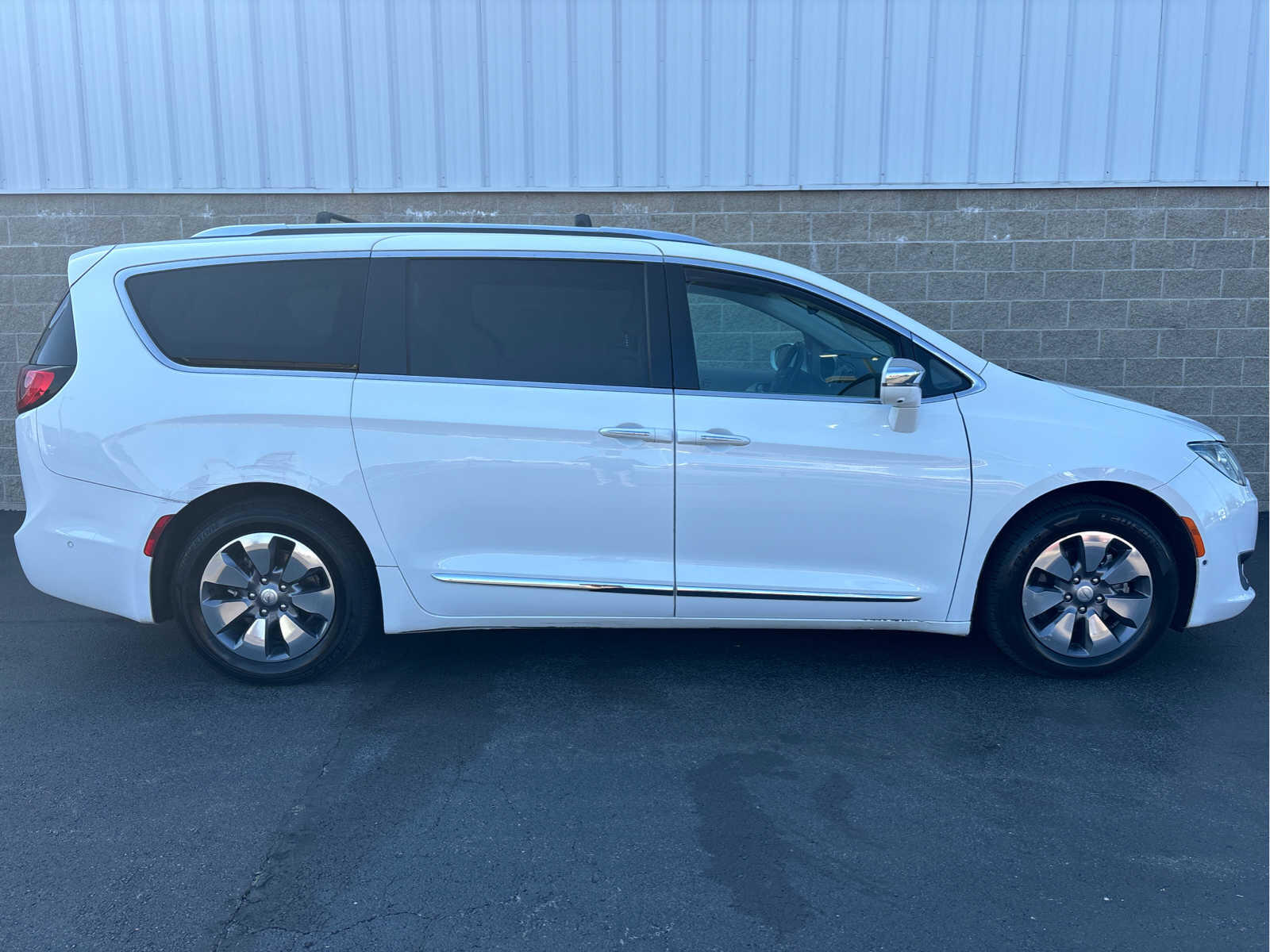 Used 2018 Chrysler Pacifica Hybrid Limited with VIN 2C4RC1N73JR212845 for sale in Wilmington, OH