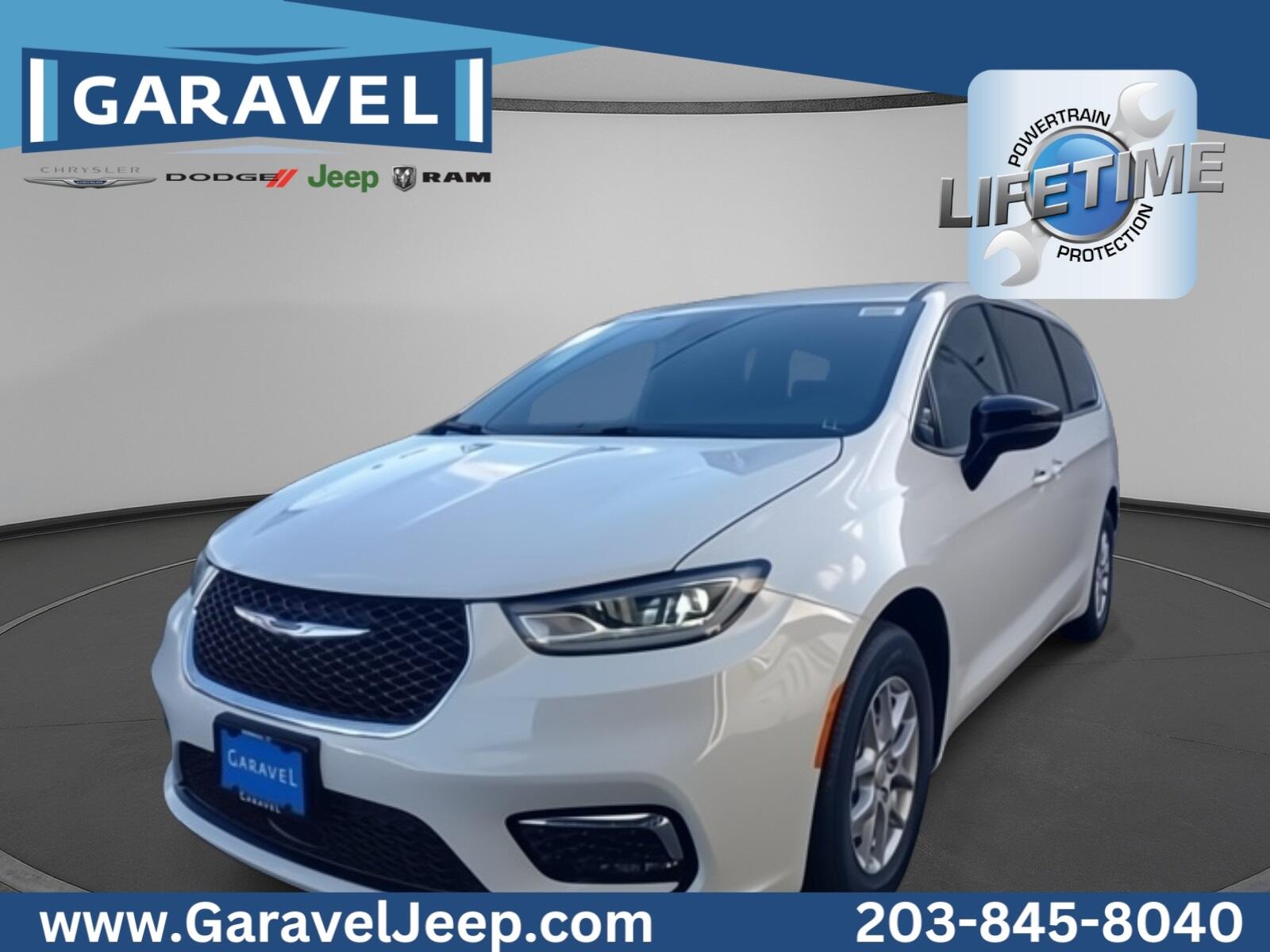 2026 Chrysler Pacifica Select's photo