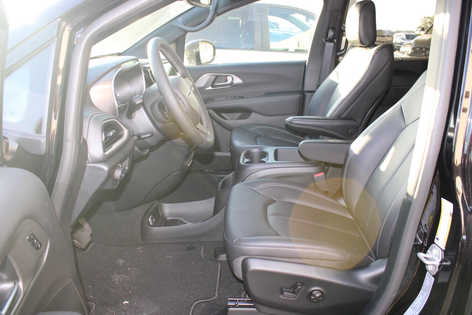 2026 Chrysler Pacifica Select - Photo 10