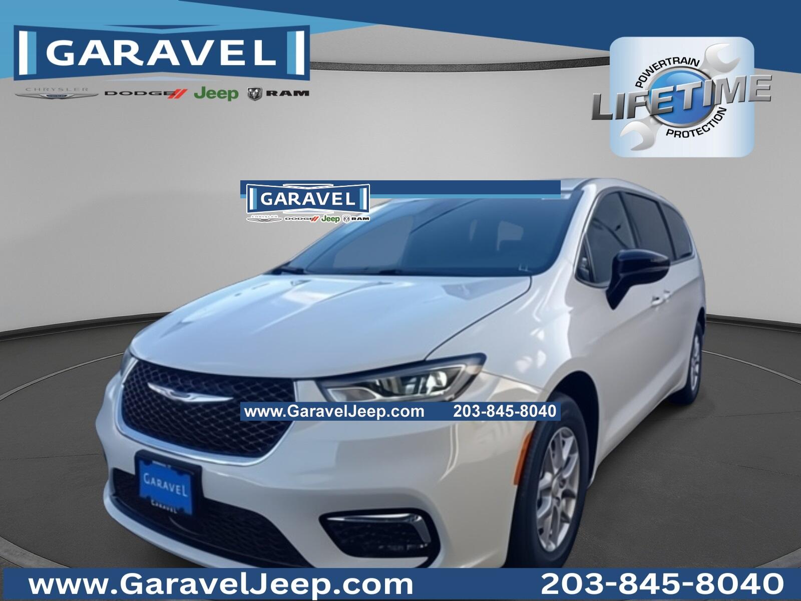 2026 Chrysler Pacifica Select's photo