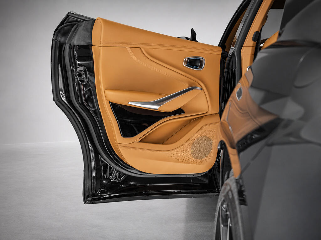 2026 Aston Martin DBX 707 - Photo 34