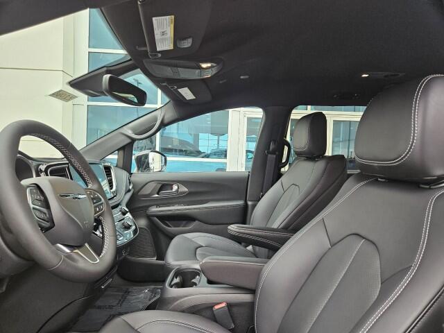 2026 Chrysler Pacifica Select - Photo 15