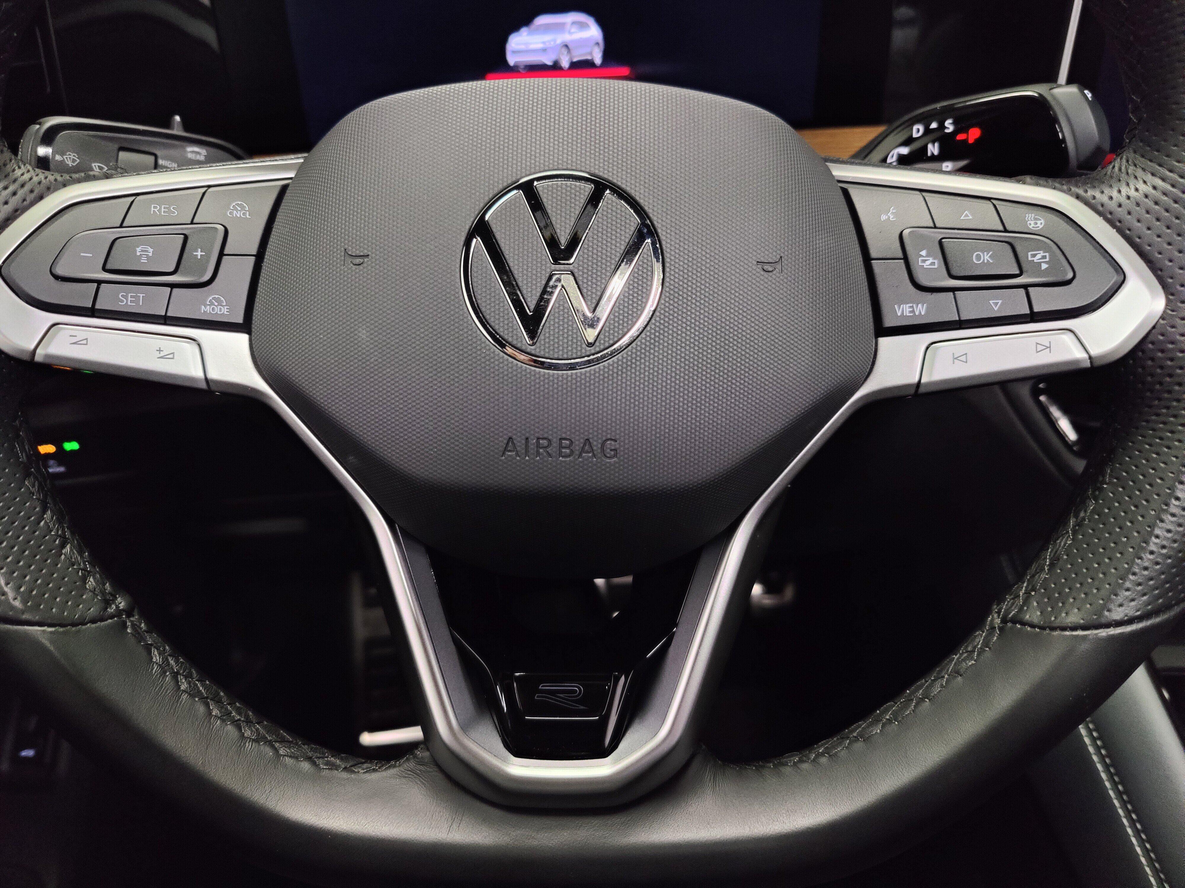 2025 Volkswagen Tiguan SEL R-LINE - Photo 32