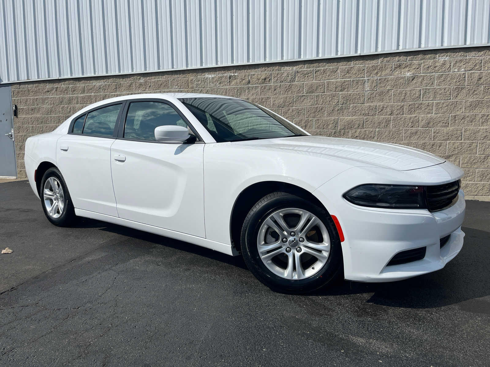 Used 2022 Dodge Charger SXT with VIN 2C3CDXBG3NH201015 for sale in Wilmington, OH