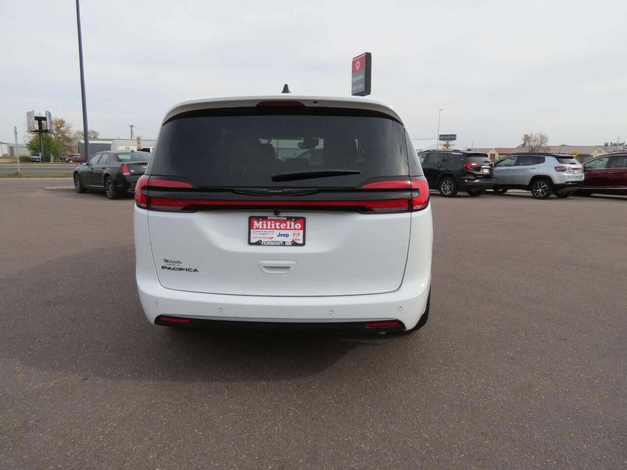 2026 Chrysler Pacifica Select - Photo 9