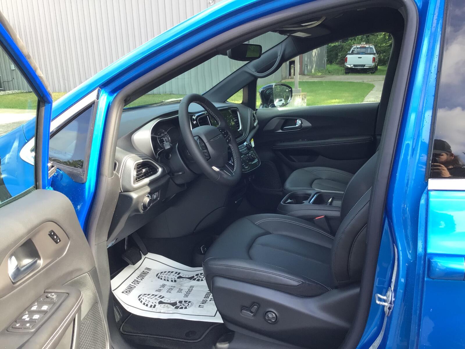 2027 Chrysler Pacifica Select - Photo 10