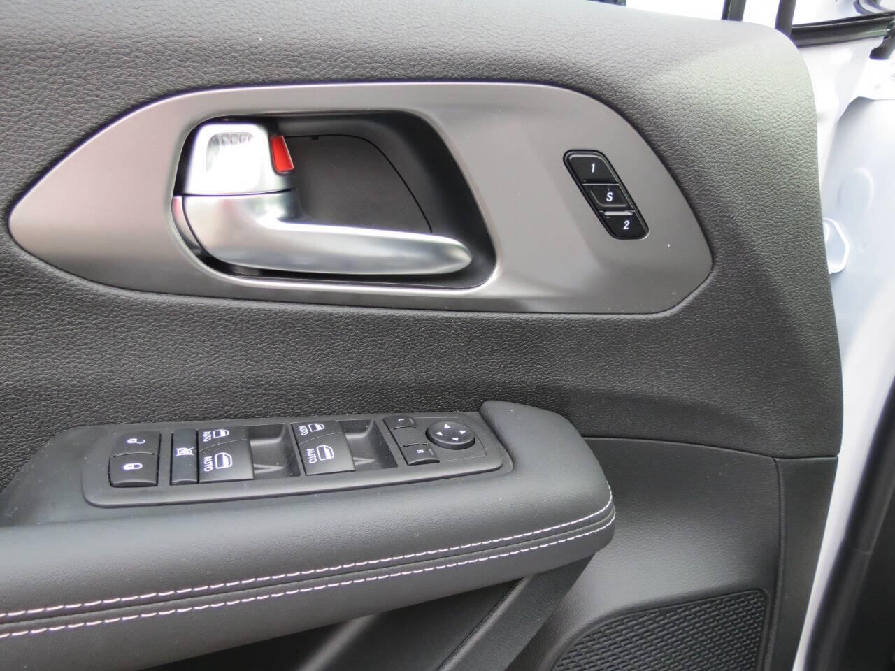 2026 Chrysler Pacifica Select - Photo 11