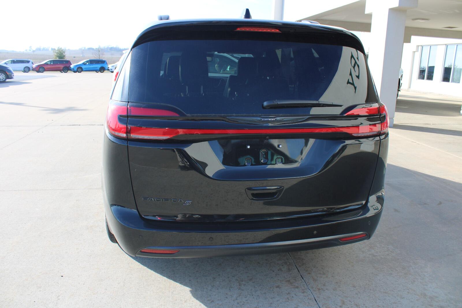 2026 Chrysler Pacifica Select - Photo 8