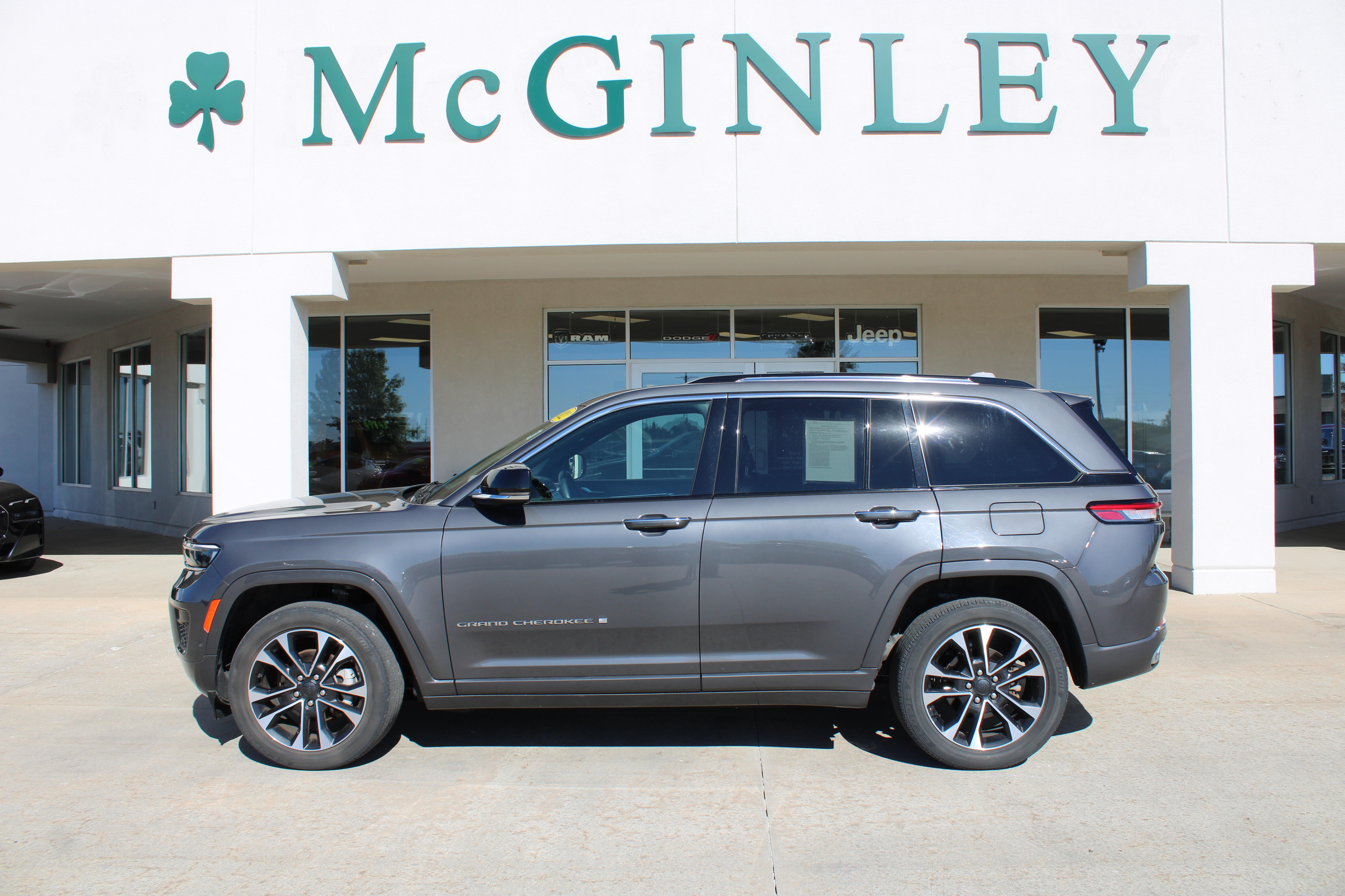 2022 Jeep Grand Cherokee OVERLAND 4X4 W/ DUAL PANE SUNROOF