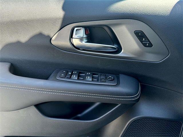 2025 Chrysler Pacifica Select - Photo 6