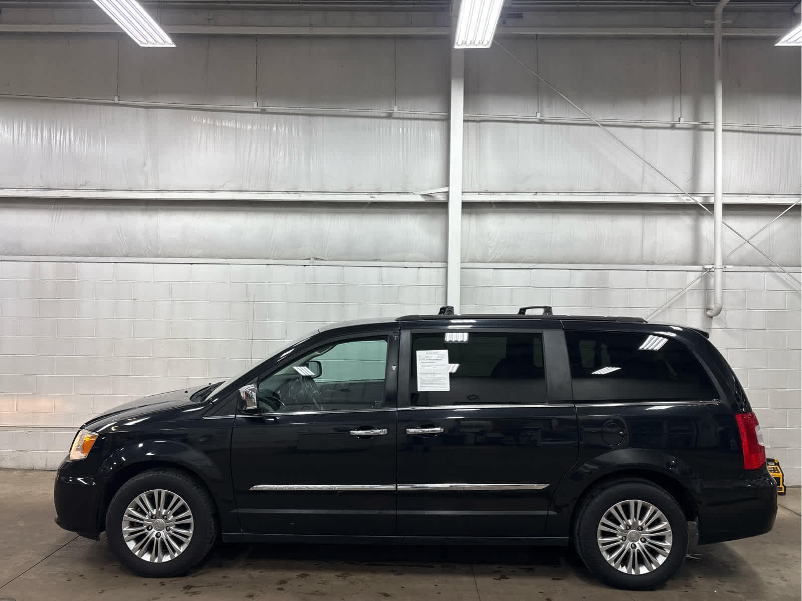 Used 2015 Chrysler Town & Country Touring-L with VIN 2C4RC1CG3FR522181 for sale in Wilmington, OH