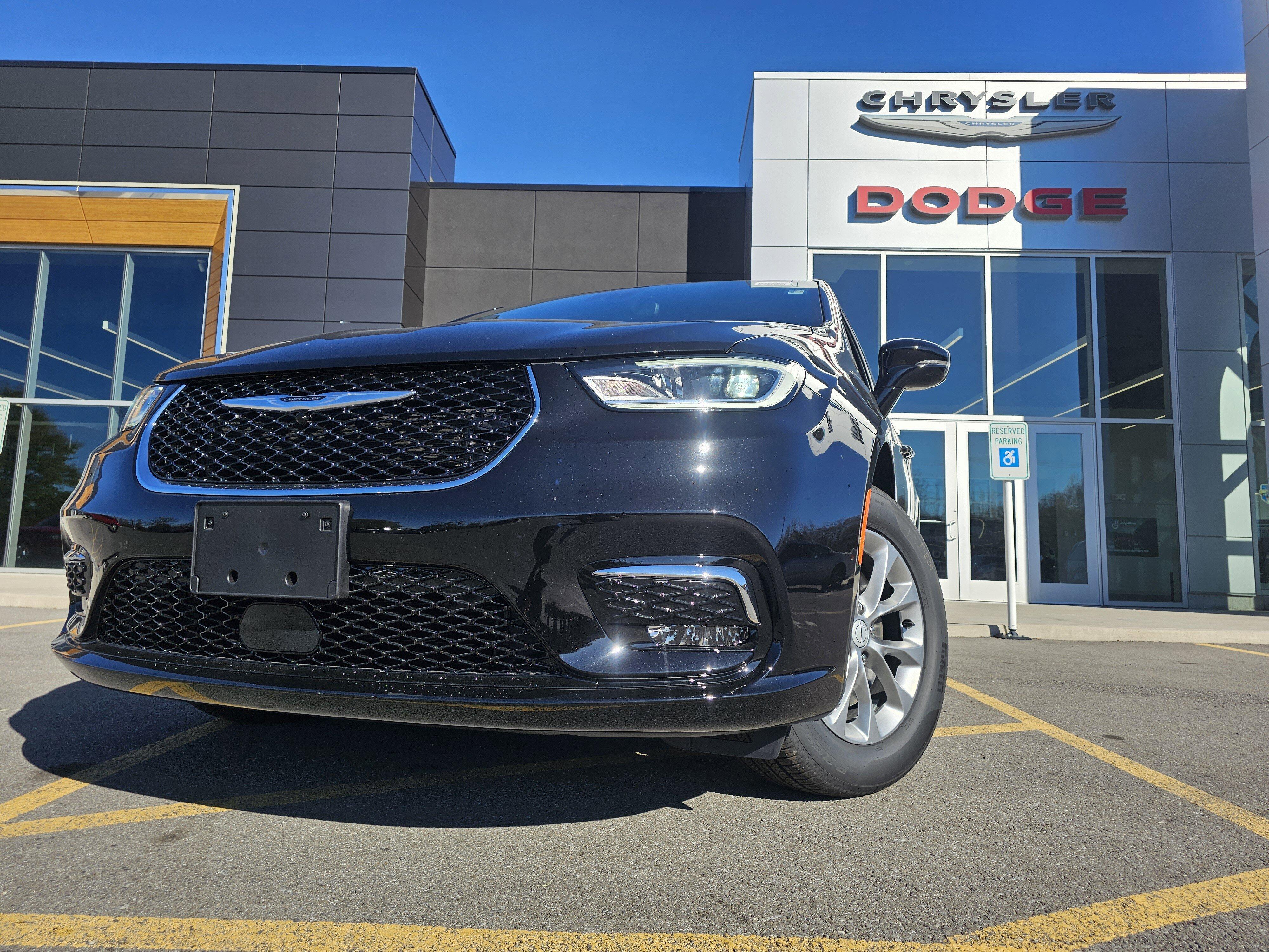 2026 Chrysler Pacifica Select's photo