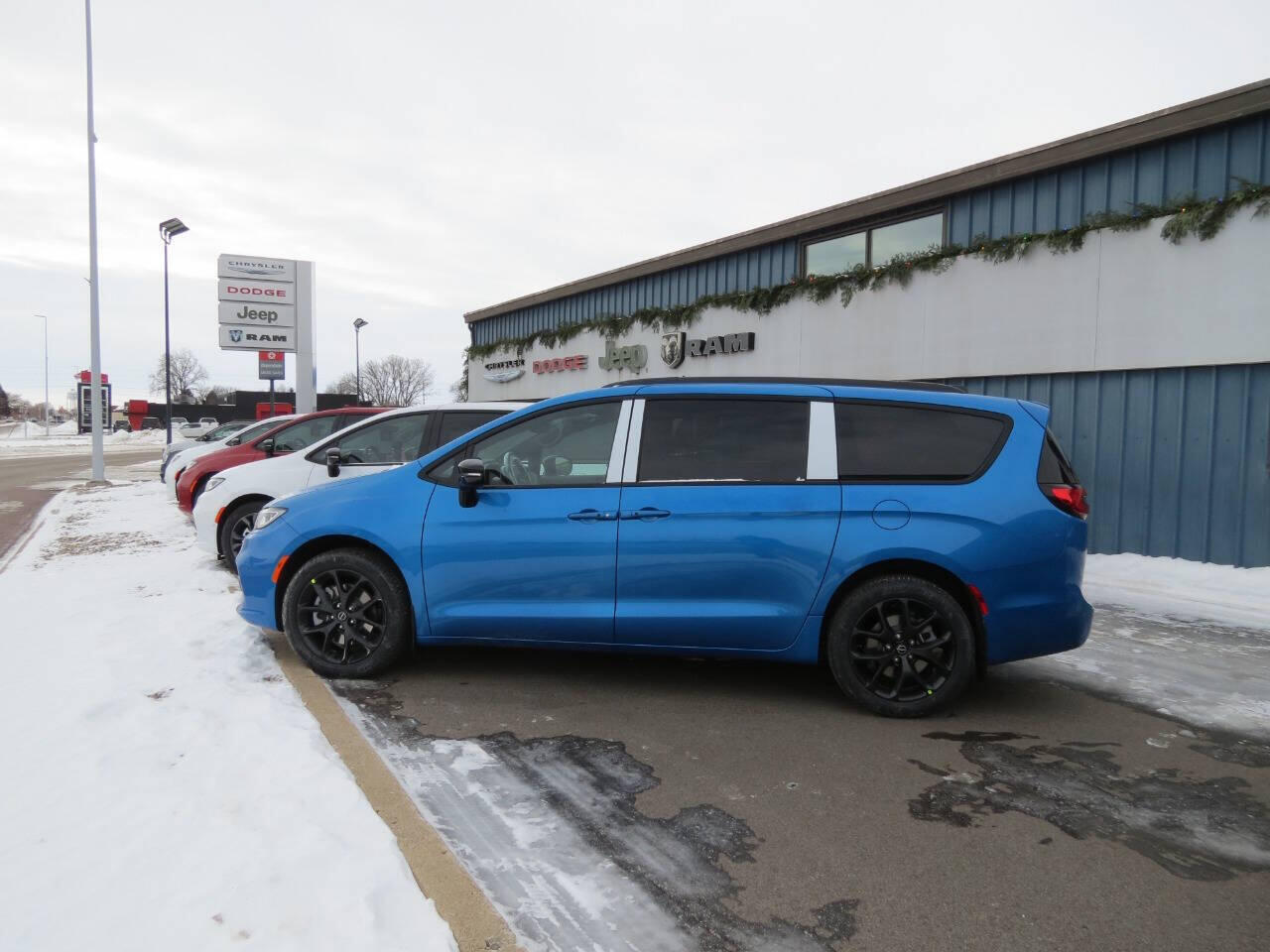 2026 Chrysler Pacifica Select's photo