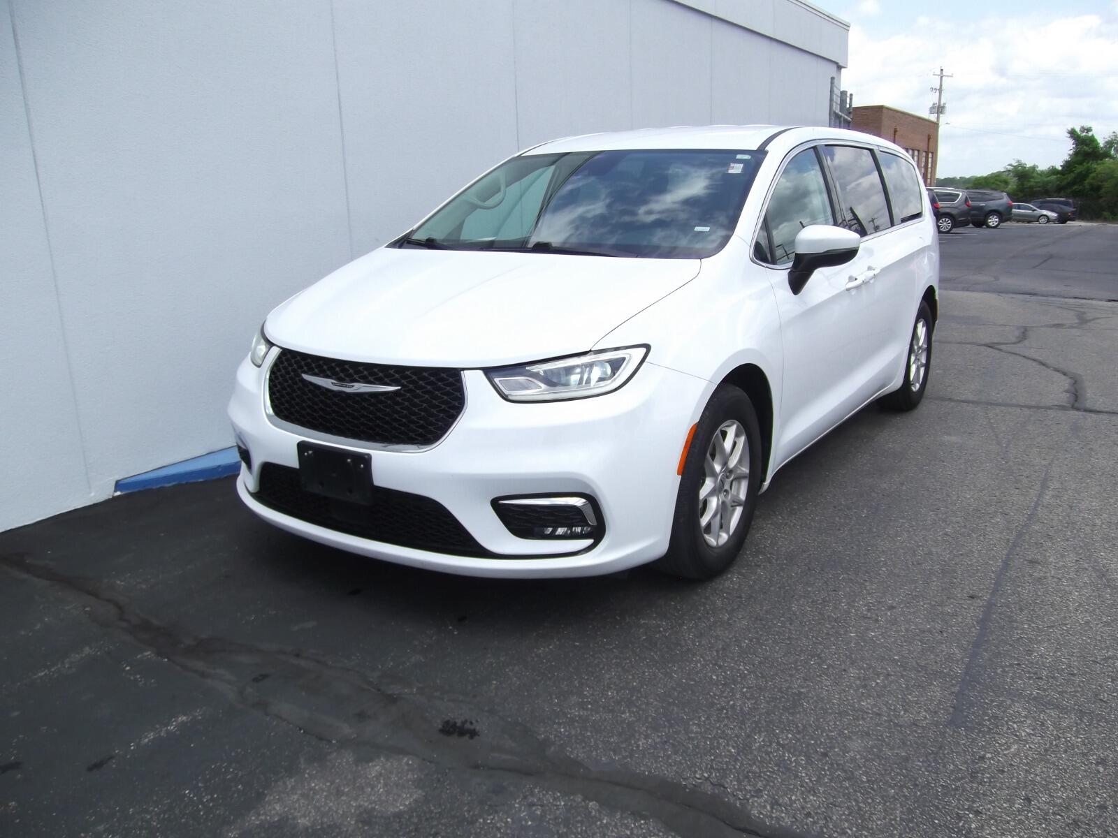 Used 2023 Chrysler Pacifica Touring L with VIN 2C4RC1BG6PR607325 for sale in Kansas City