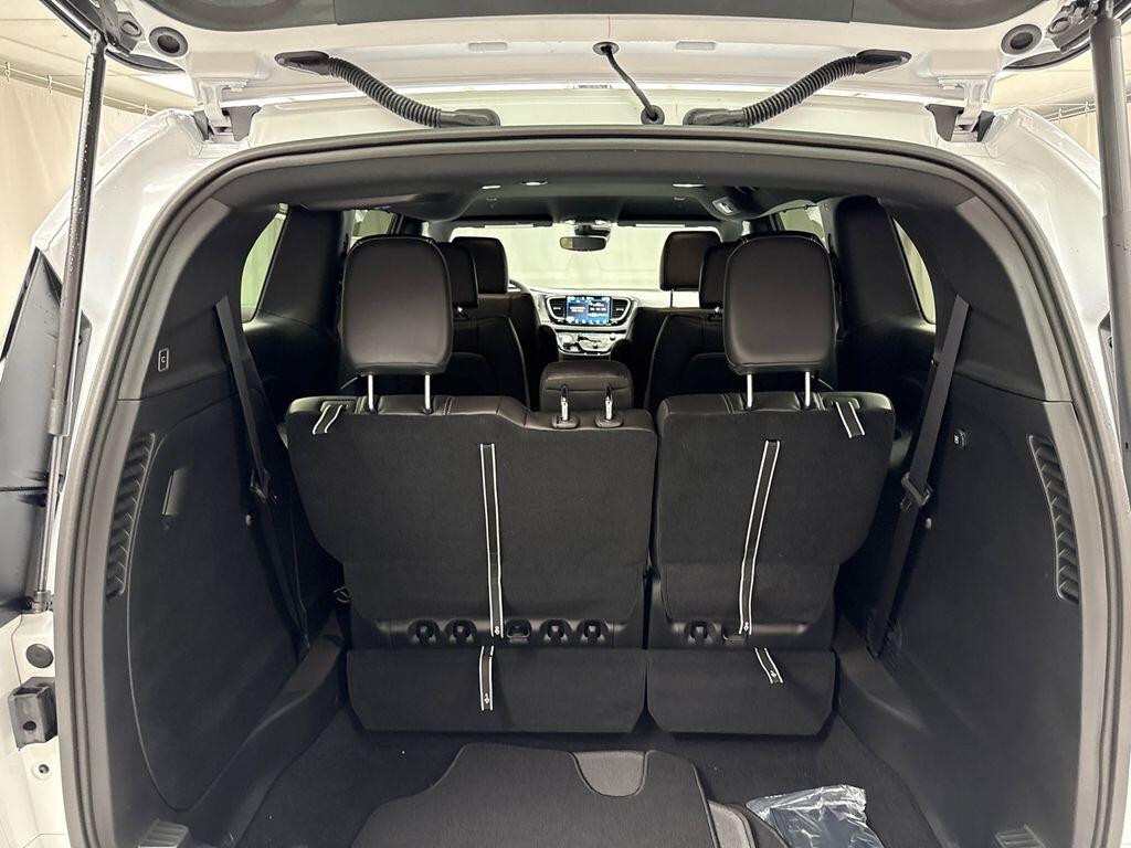 2026 Chrysler Pacifica Select - Photo 16