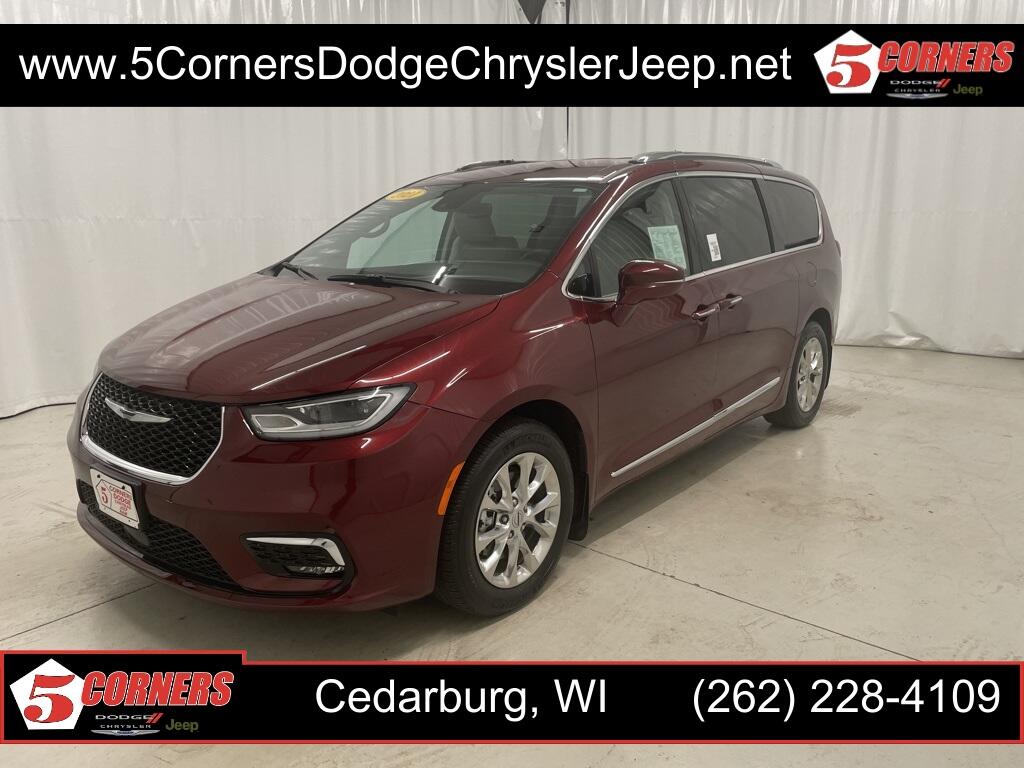 Used 2021 Chrysler Pacifica Touring L with VIN 2C4RC1BG8MR555448 for sale in Cedarburg, WI