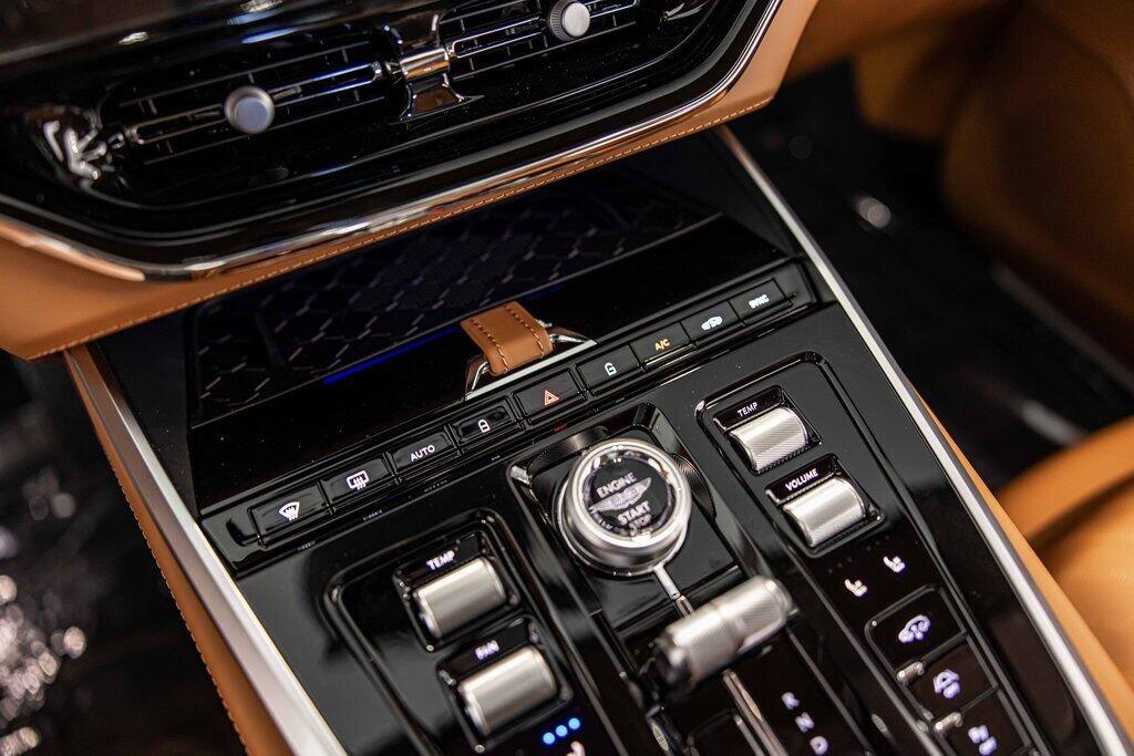 2026 Aston Martin DBX 707 - Photo 28