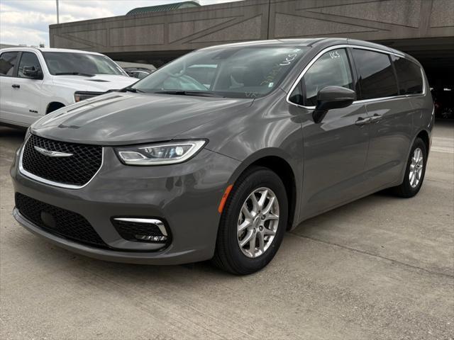 2023 Chrysler Pacifica Touring L's photo