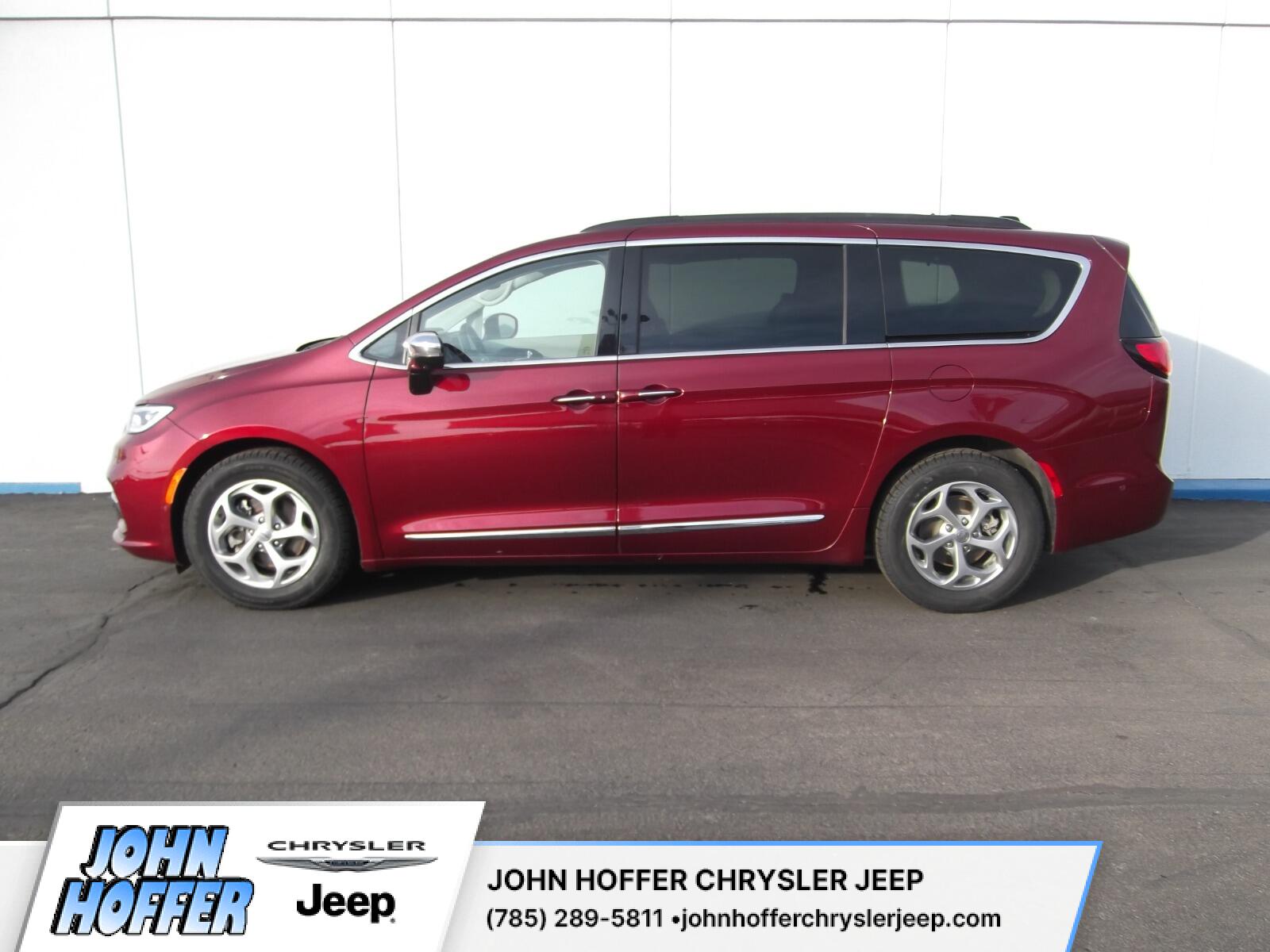 2023 Chrysler Pacifica Limited's photo