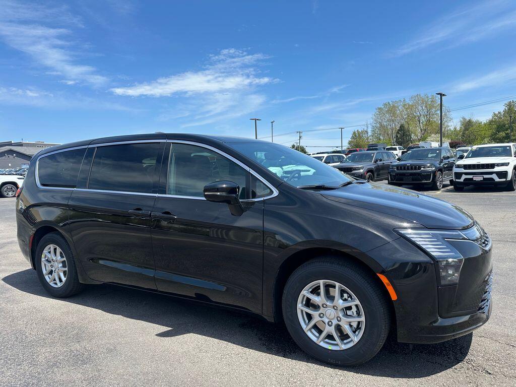 2027 Chrysler Pacifica Select's photo