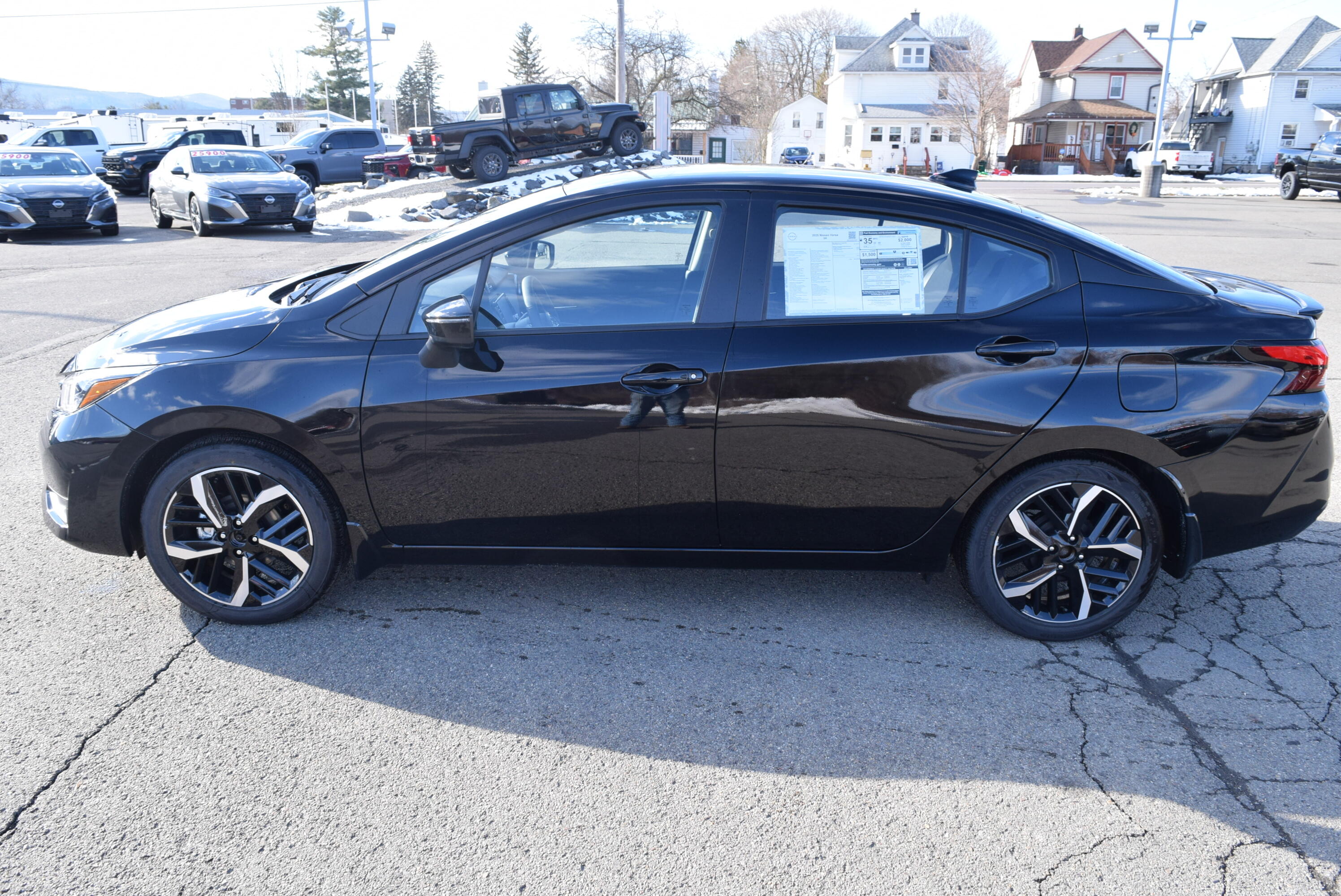 2025 Nissan Versa Sedan SR's photo