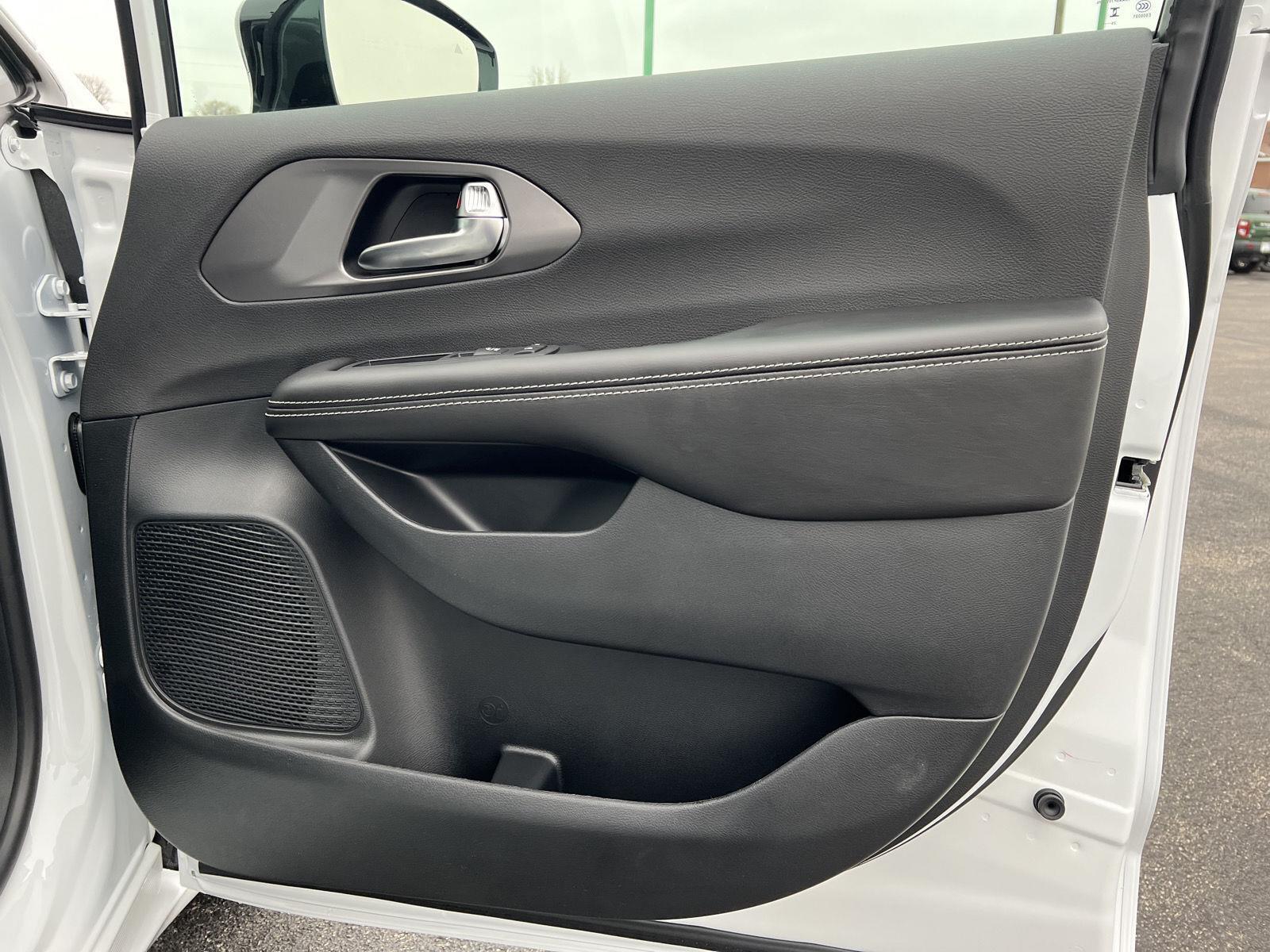 2026 Chrysler Pacifica Select - Photo 17