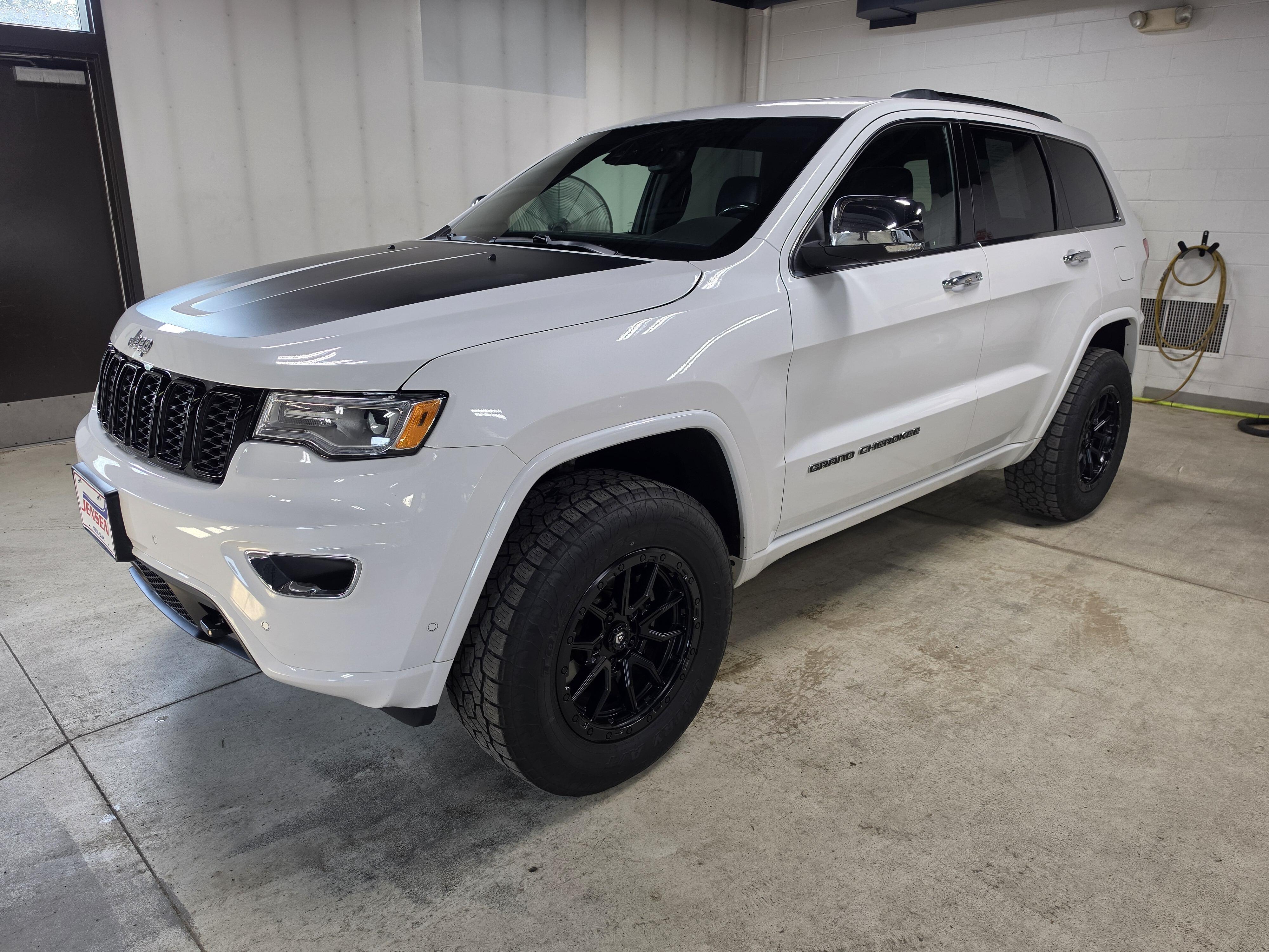 Used 2018 Jeep Grand Cherokee Overland with VIN 1C4RJFCG8JC508684 for sale in New Ulm, Minnesota