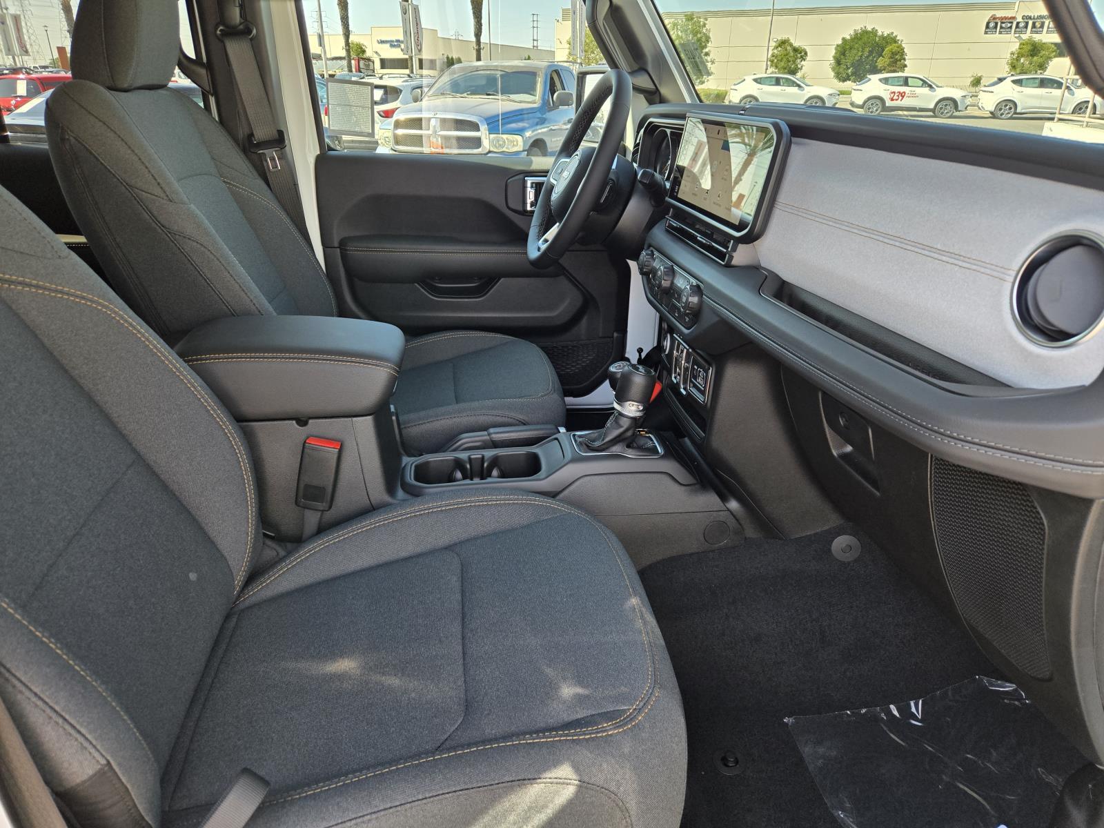 2025 Jeep Wrangler 4-Door Sahara - Photo 37