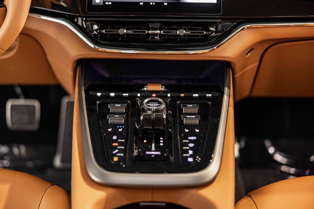 2026 Aston Martin DBX 707 - Photo 39