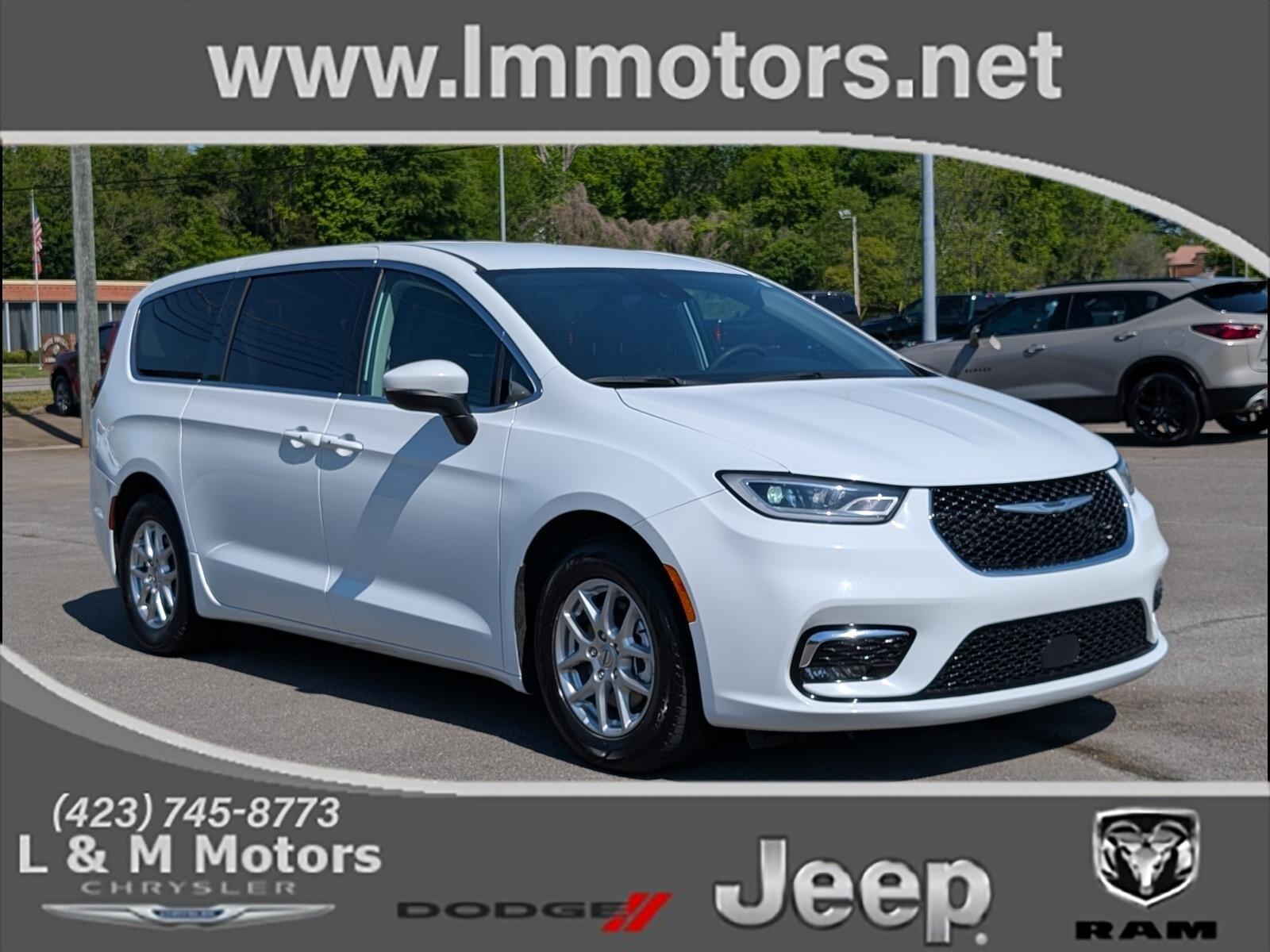 2023 Chrysler Pacifica Touring L's photo