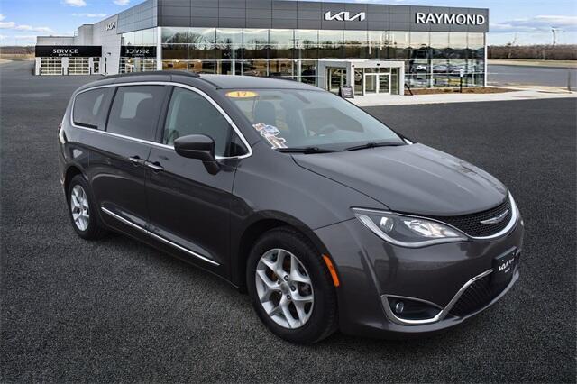 2017 Chrysler Pacifica Touring-L's photo