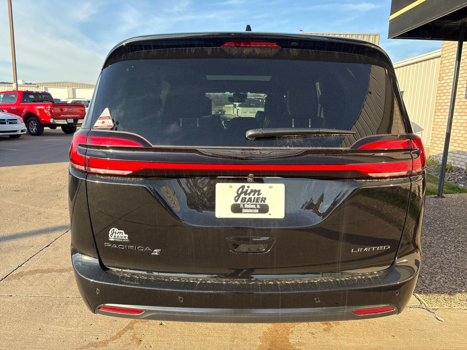 2026 Chrysler Pacifica Limited - Photo 11